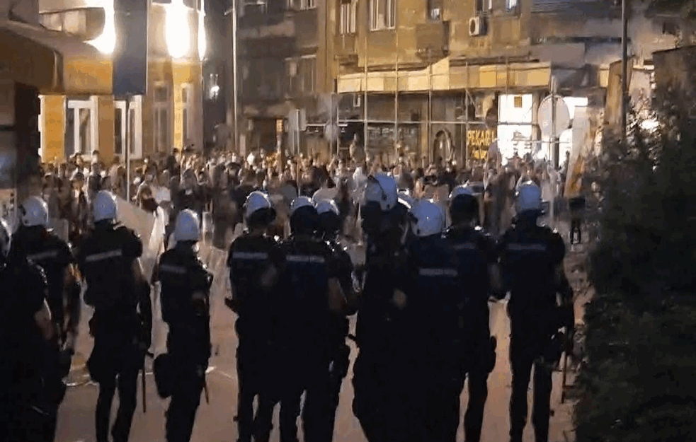 Preko 300 policajaca povređeno u protestima u <span style='color:red;'><b>Bangladeš</b></span>u